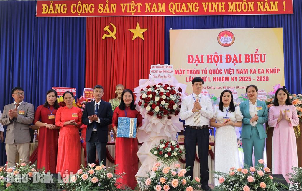 Tỉnh ủy viên, Phó Chủ tịch Ủy ban MTTQ Việt Nam tỉnh, Chủ tịch LĐLĐ tỉnh Lê Văn Thành cùng đoàn công tác của tỉnh tặng hoa chúc mừng đại hội.