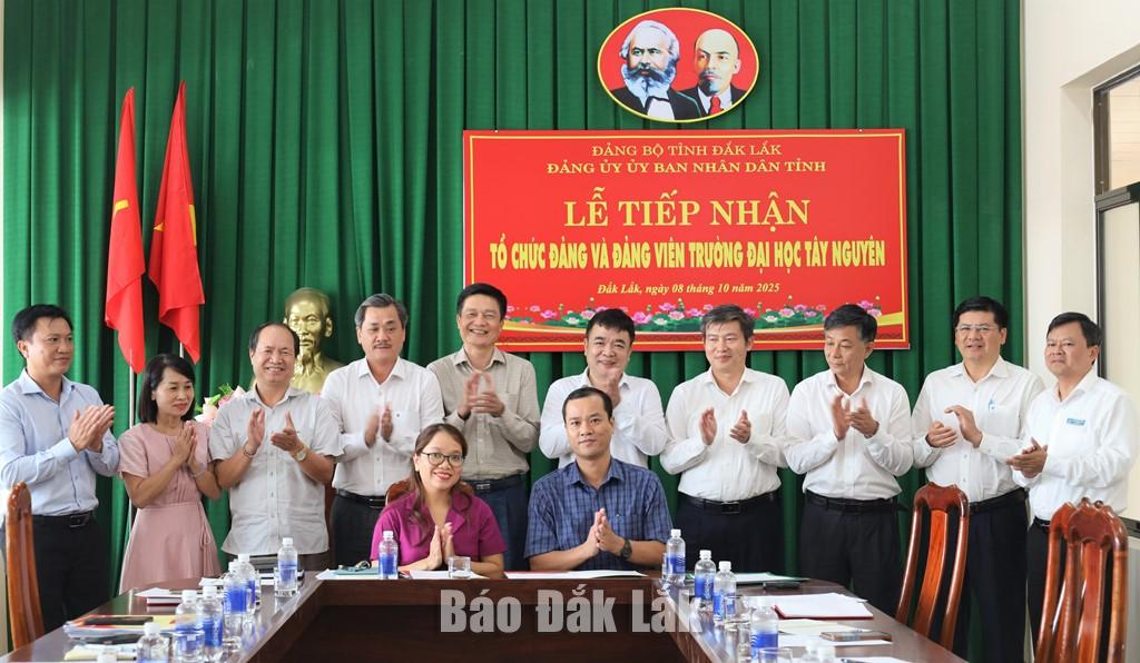 Phó trưởng Ban Tổ chức Tỉnh ủy Nguyễn Bá Kim và Phó trưởng Ban Tổ chức Đảng ủy UBND tỉnh Phan Thị Mỹ Lệ ký biên bản bàn giao, tiếp nhận tổ chức đảng và đảng viên.