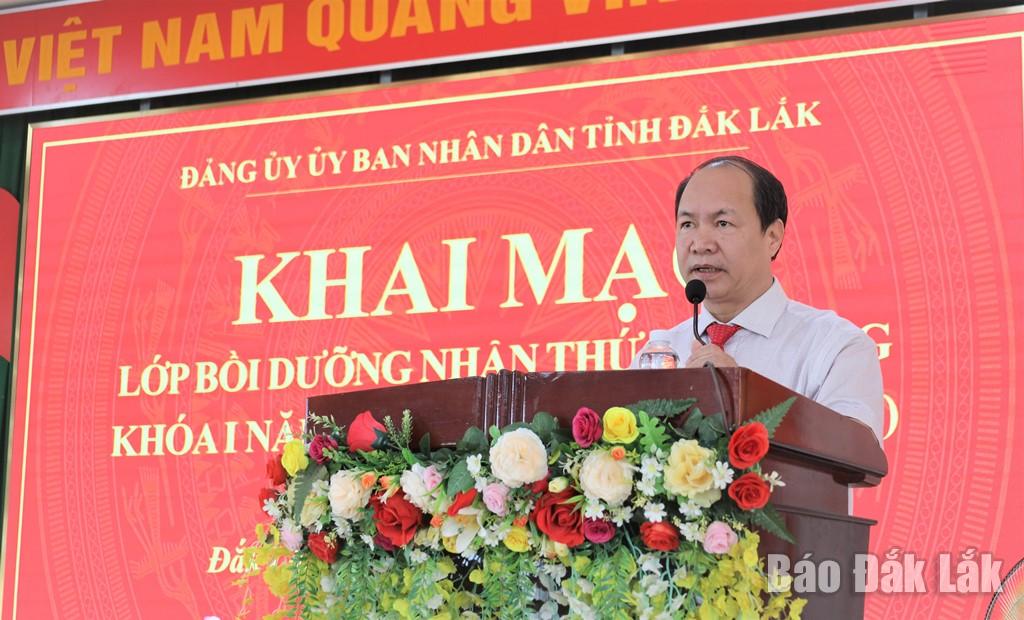Phó Bí thư Đảng ủy kiêm Trưởng Ban Tuyên giáo và Dân vận Đảng ủy UBND tỉnh Nguyễn Hữu Việt phát biểu khai mạc lớp bồi dưỡng nhận thức về Đảng.