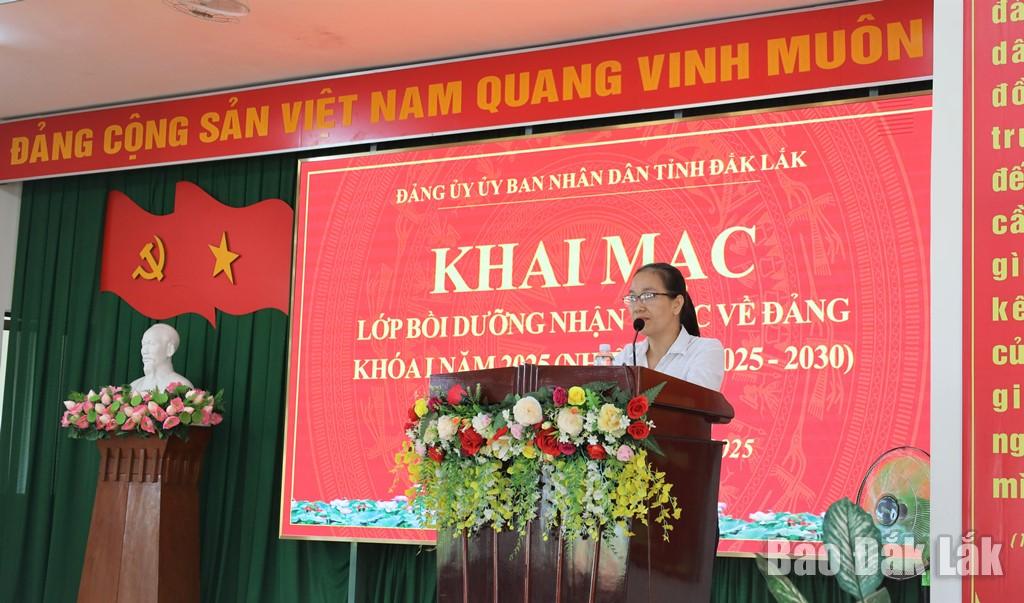 Phó trưởng Ban Tuyên giáo và Dân vận Đảng ủy UBND tỉnh Phạm Thị Thảo thông qua quyết định tổ chức lớp và phổ biến nội quy lớp bồi dưỡng.