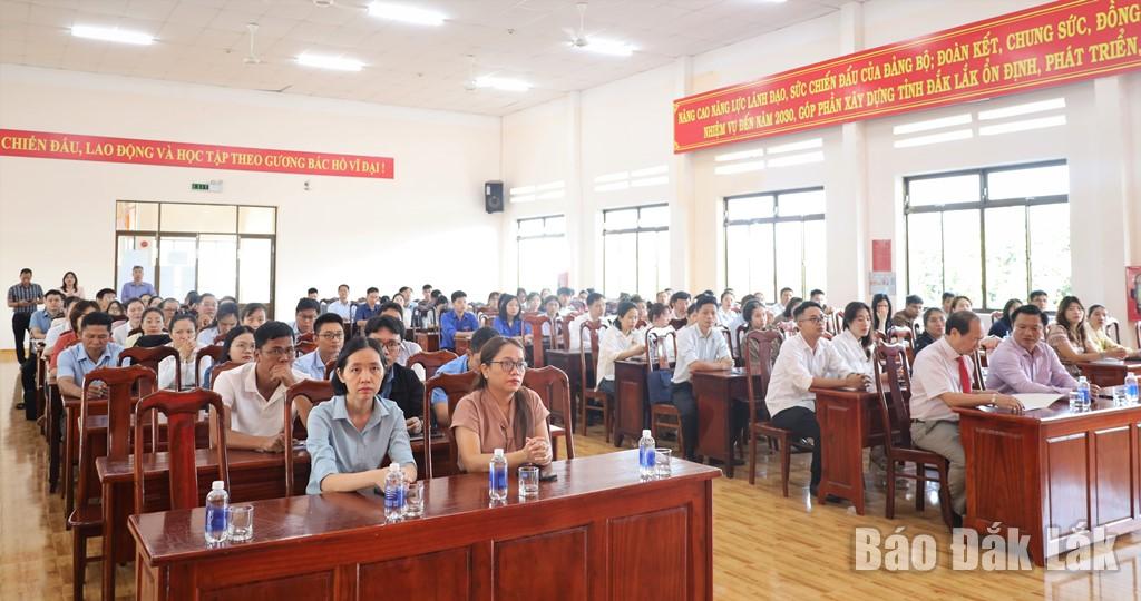 Các đại biểu và quần chúng ưu tú tham dự khai mạc lớp bồi dưỡng nhận thức về Đảng.