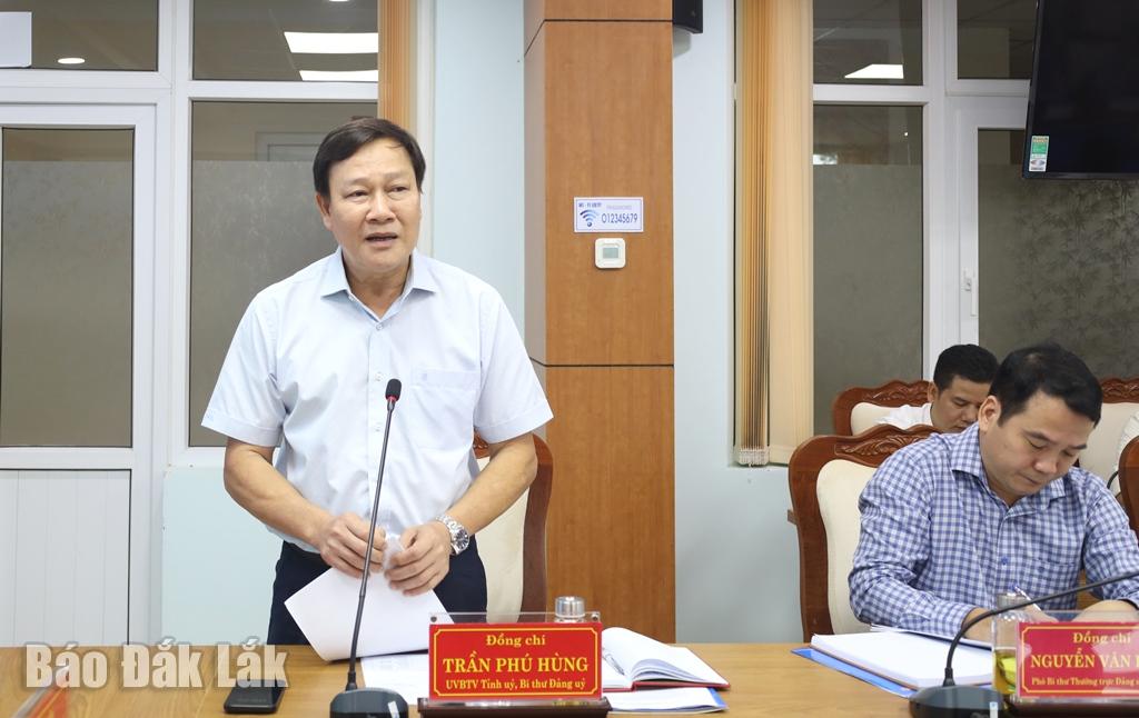 Ủy viên Ban Thường vụ Tỉnh ủy, Bí thư Đảng ủy phường Buôn Ma Thuột Trần Phú Hùng báo cáo tóm tắt tình hình hoạt động của hệ thống chính trị phường Buôn Ma Thuột từ ngày 1/7/2025 đến nay.