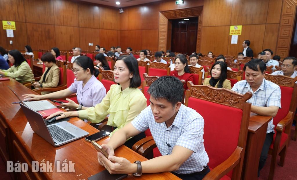 Các đại biểu tỉnh Đắk Lắk tham dự tập huấn sử dụng ứng dụng Sổ tay đảng viên điện tử.