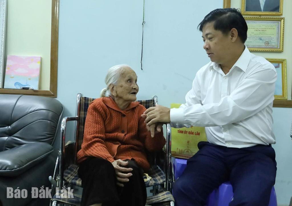 Ủy viên dự khuyết Ban Chấp hành Trung ương Đảng, Bí thư Tỉnh ủy Lương Nguyễn Minh Triết thăm hỏi sức khỏe Mẹ Việt Nam anh hùng Nguyễn Thị Nữa.