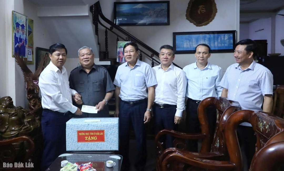 Ủy viên dự khuyết Ban Chấp hành Trung ương Đảng, Bí thư Tỉnh ủy Lương Nguyễn Minh Triết cùng đoàn công tác của tỉnh tặng quà thương binh Phạm Hồng Sơn.