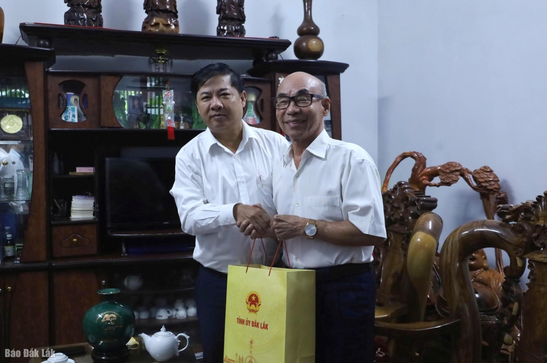 Ủy viên dự khuyết Ban Chấp hành Trung ương Đảng, Bí thư Tỉnh ủy Lương Nguyễn Minh Triết tặng quà thương binh Phạm Thanh Khiêu.