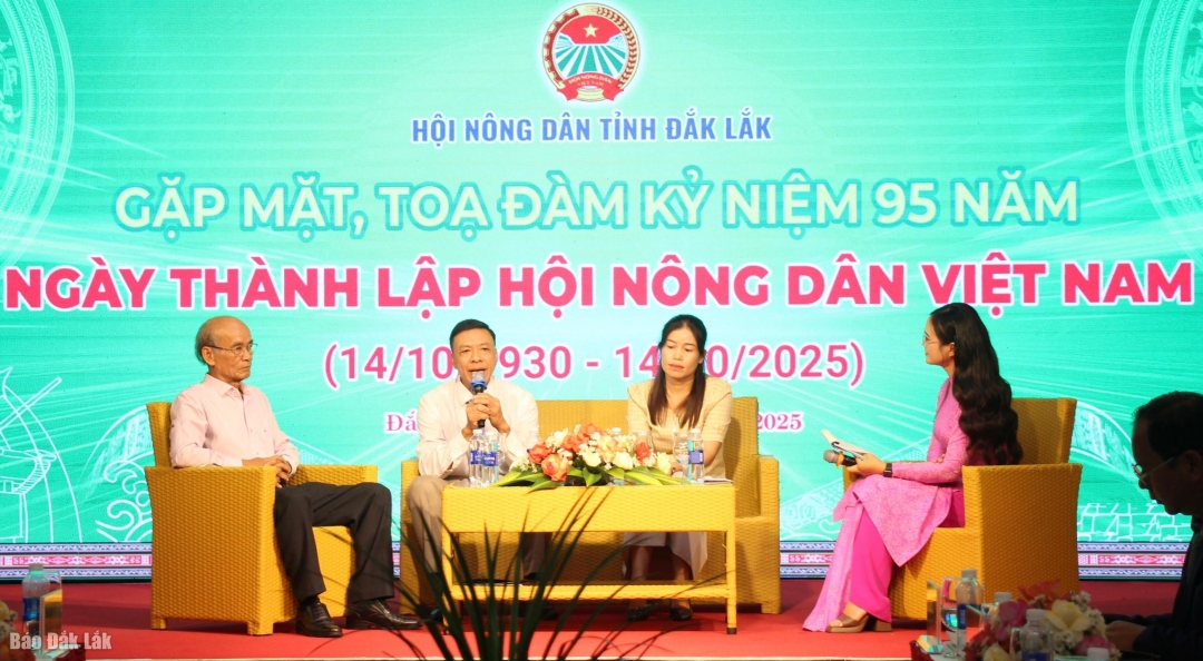 Lãnh đạo Hội Nông dân qua các thời kỳ giao lưu tại chương trình. 