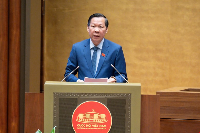 Chủ nhiệm Uỷ ban Kinh tế và Tài chính Phan Văn Mãi trình bày báo cáo thẩm tra dự án Luật. Ảnh: quochoi.vn