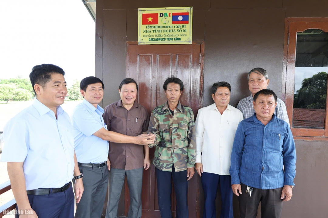 Đại diện Daklaoruco trao chìa khoá nhà cho ông