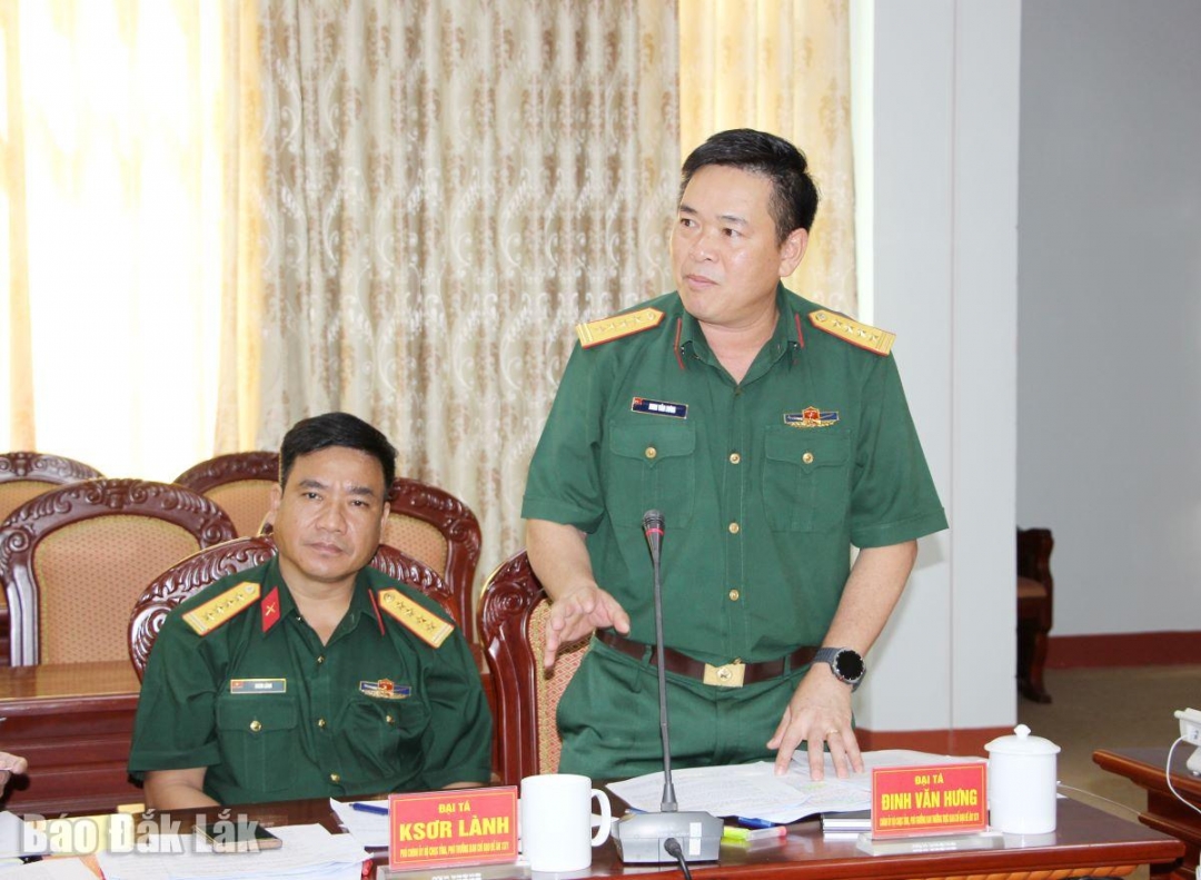 Đại tá Đinh Văn Hưng, Chính ủy Bộ Chỉ huy Quân sự tỉnh phát biểu tại hội nghị.
