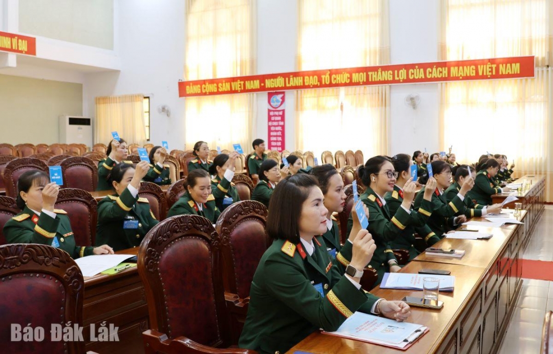 Các đại biểu tham gia biểu quyết tại đại hội.
