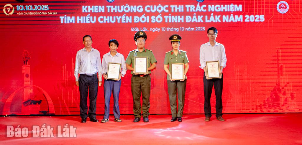 Trung úy Nguyễn Lê Như Phương (bìa 2, từ phải sang), Công an phường Bình Kiến là cá nhân đạt giải Nhất đợt 3 của cuộc thi