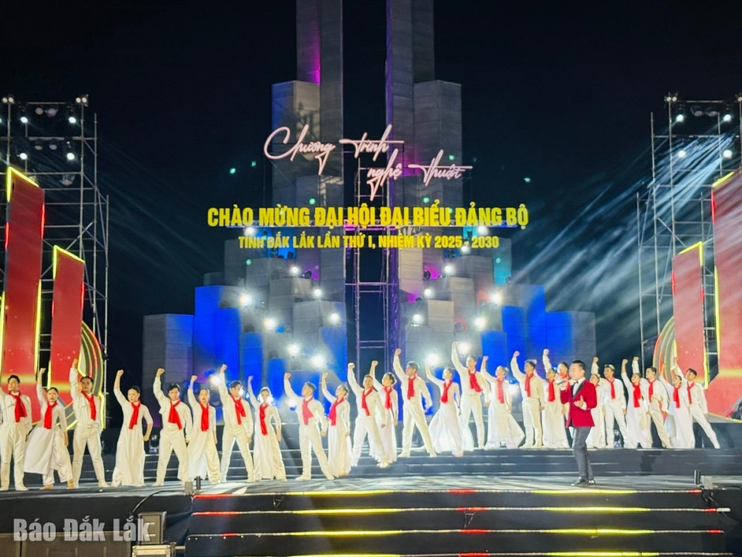 Liên khúc:Lá cờ Đảng – Đảng là cuộc đời của tôi