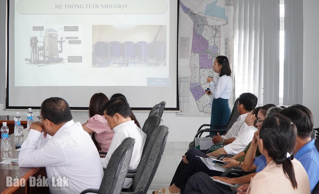Các kỹ sư giới thiệu các quy trình kỹ thuật trồng và chăm sóc cây trồng.