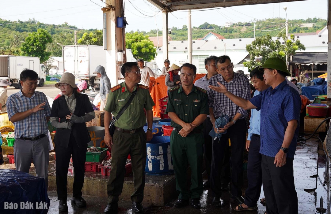 Đoàn công tác khảo sát hoạt động tại khu tiếp nhận thủy sản của cảng cá Dân Phước.