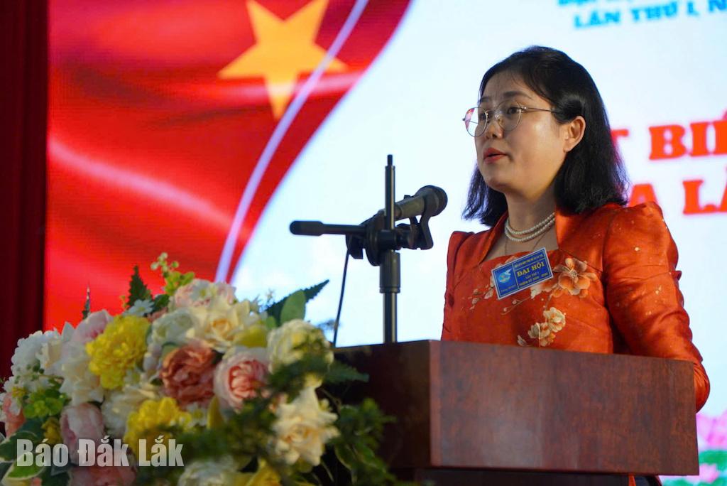 Bà Nguyễn Thị Kim Dung, Ủy viên Ban Thường vụ Hội LHPN tỉnh Đắk Lắk phát biểu tại đại hội.