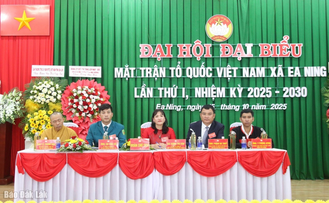 Đoàn chủ tịch điều hành tại đại hội.