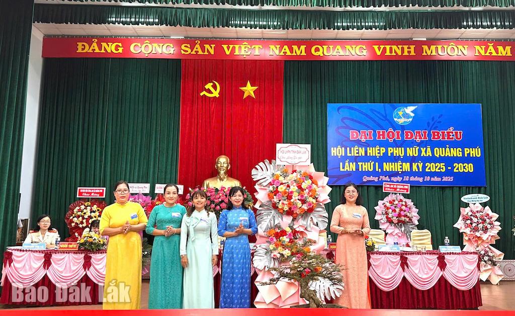  Đại diện Hội LHPN tỉnh Đắk Lắk tặng hoa chúc mừng Đại hội.