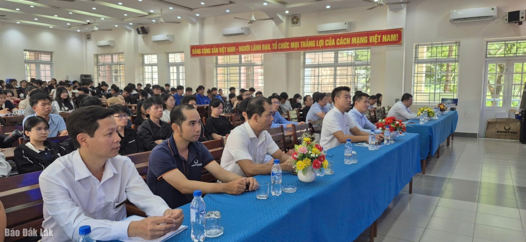 Các bạn sinh viên tham dự lễ ký kết.