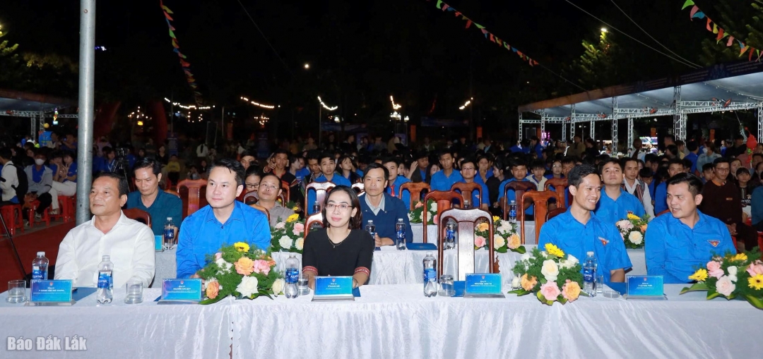 Đại biểu tham dự tại buổi lễ.
