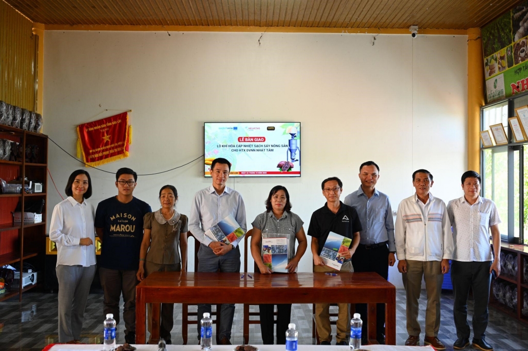 Đại diện Helvetas Việt Nam và các đơn vị phối hợp thực hiện bàn giao lò khí hóa cho HTX Nhất Tâm.