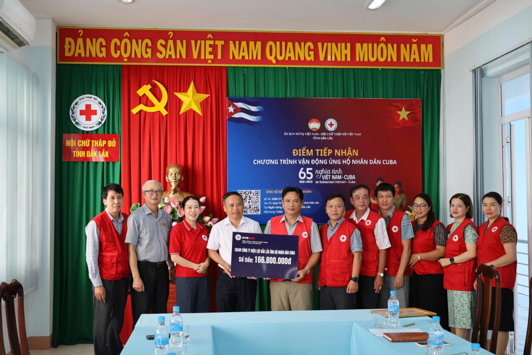 Ông Trần Văn Thuận – Giám đốc PC Đắk Lắk và ông Nguyễn Văn Thoan – Chủ tịch Công đoàn PC Đắk Lắk thay mặt CBCNV Công ty trao ủng hộ người dân Cuba