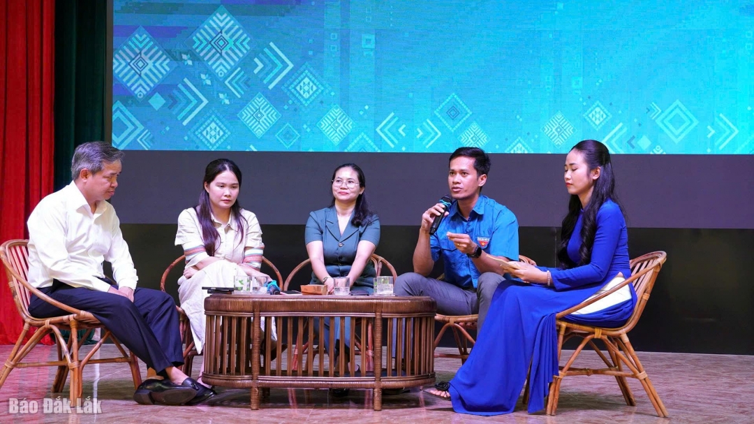 Đại biểu khách mời giao lưu, chia sẻ tại chương trình.