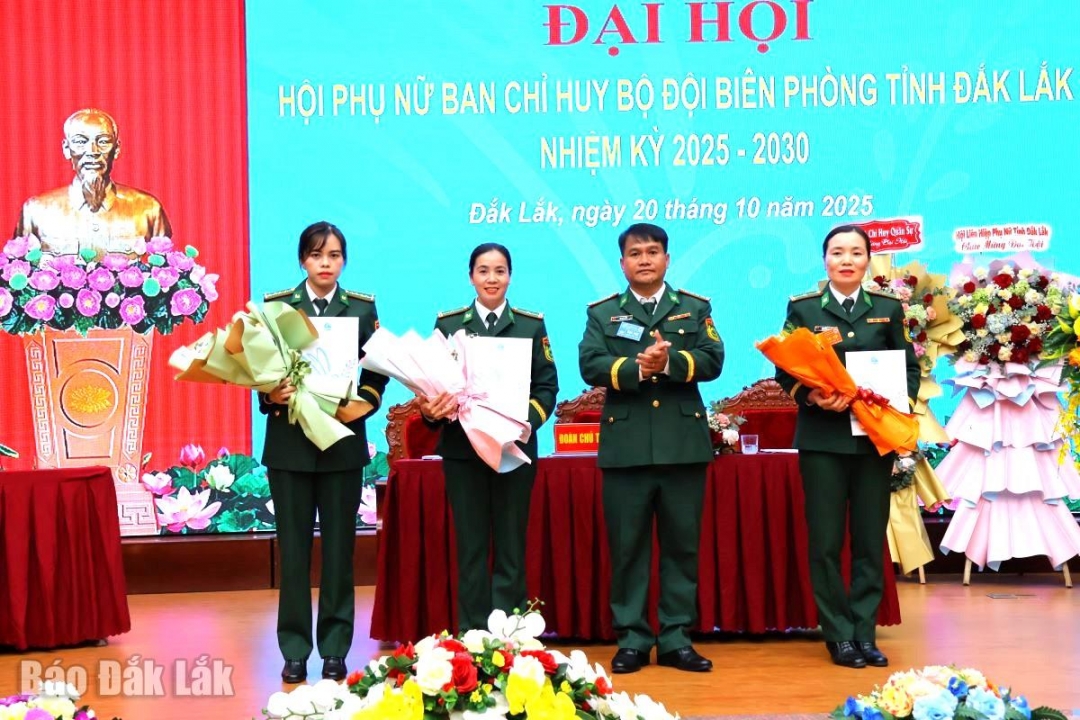 Đại tá Rơ Lan Ngân, Phó Chính ủy Ban Chỉ huy BĐBP tỉnh tặng hoa chúc mừng Ban chấp hành Hội Phụ nữ nhiệm kỳ mới.