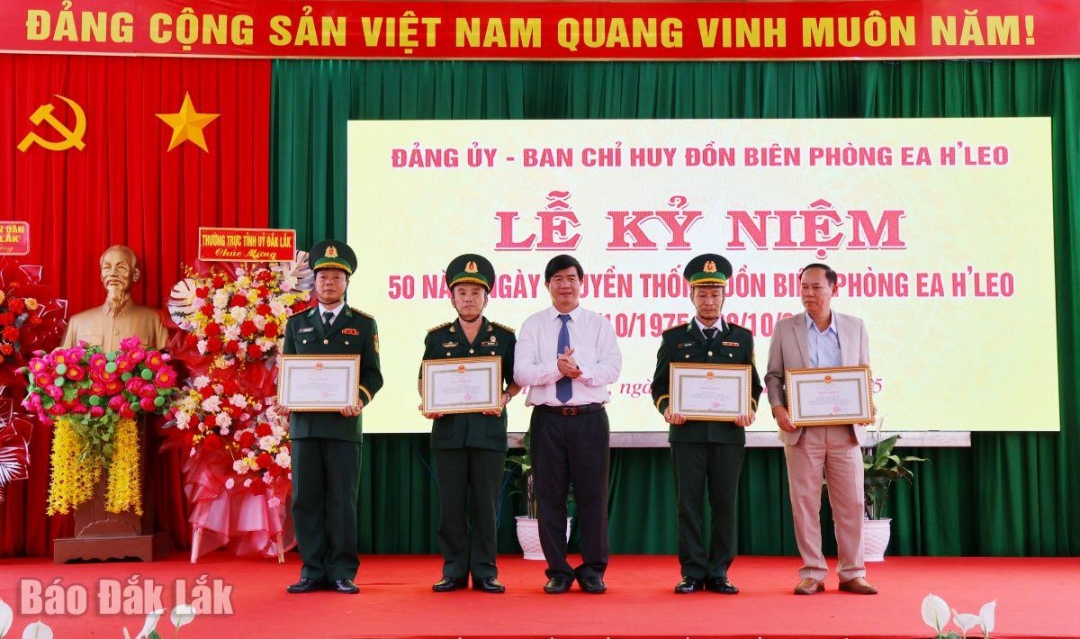 Phó Chủ tịch UBND tỉnh Nguyễn Thiên Văn trao bằng khen tặng các tập thể, cá nhân.