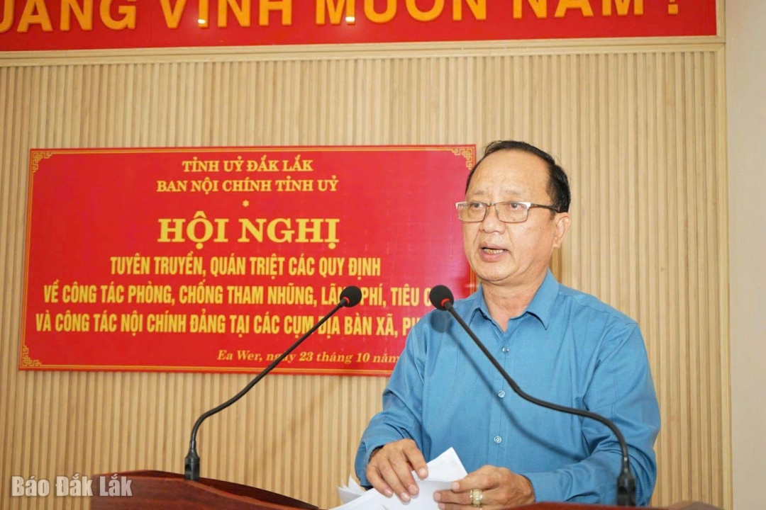 Đồng chí Hà Huy Quang, Phó trưởng Ban Nội chính Tỉnh ủy tuyên truyền, quán triệt tại 08 xã thuộc cụm số 2.