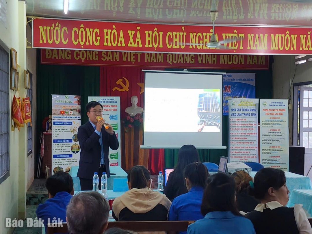 Đại diện Doanh nghiệp giới thiệu về nhu cầu tuyển dụng của đơn vị tại phiê giao dịch việc làm ở xã Xuân Phước.