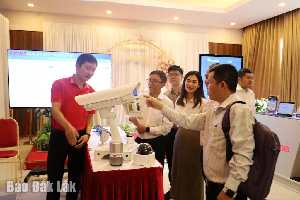 Đại biểu tham quan, trải nghiệm các ứng dụng số tại gian hàng giới thiệu sản phẩm, giải pháp khoa học công nghệ, đổi mới sáng tạo và chuyển đổi số trong Ngày hội.