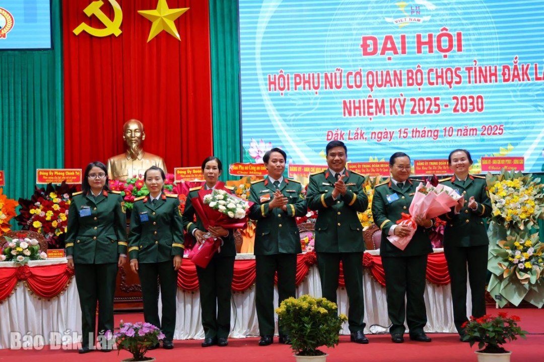 Đại tá Ksơr Lành và Thượng tá Trương Minh Hồng, Phó Chính ủy Bộ Chỉ huy Quân sự tỉnh tặng hoa chúc mừng Ban chấp hành Hội phụ nữ cơ quan Bộ Chỉ huy Quân sự tỉnh.