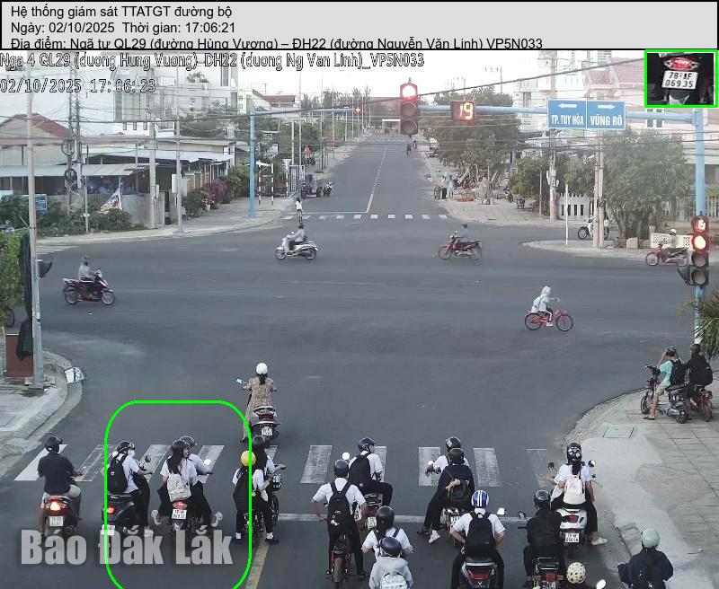 Hình ảnh nhiều học sinh đi không đúng làn đường quy định trên tuyến quốc lộ 29 - Nguyễn Văn Linh. Ảnh: CACC
