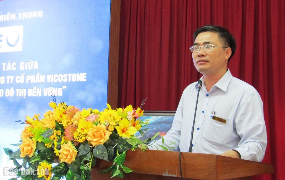 Thầy Phan Văn Huệ, Hiệu trưởng Trường Đại học Xây dựng Miền Trung phát biểu tại buổi lễ.