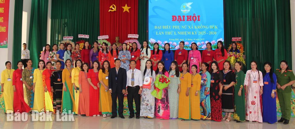 Ban Chấp hành Hội Phụ xã Krông Búk nhiệm kỳ 2025 - 2030 ra mắt đại hội. 