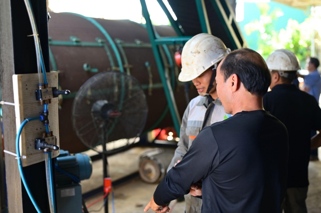 Đội ngũ kỹ thuật hướng dẫn người dân cách vận hành lò khí hóa để sấy nông sản.