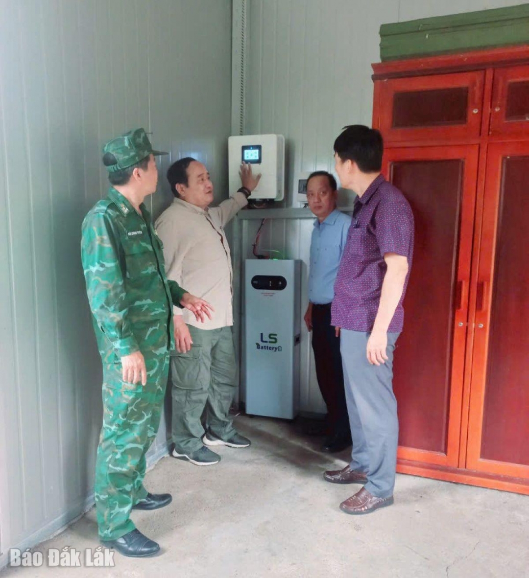 Ban Nội chính Tỉnh ủy nghiệm thu, đưa vào sửdụng công trình điện năng lượng mặt trời tại chốt kiểm soát thuộc Đồn Biên phòng Ea Hleo.