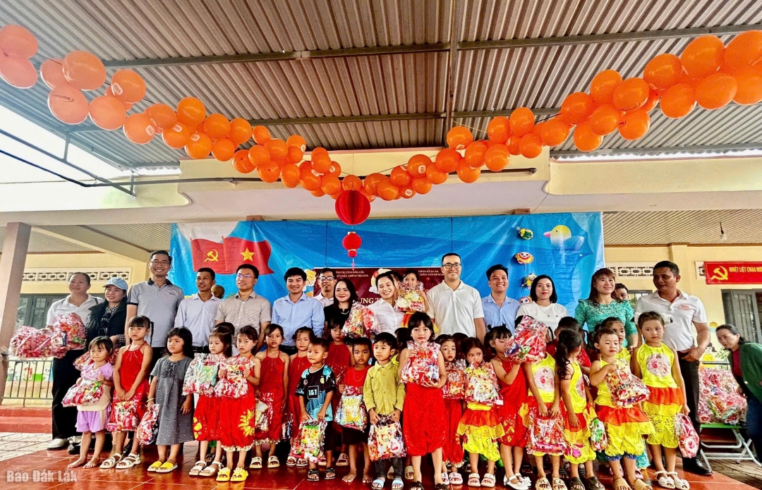 Trung cấp Lý luận chính trị A55A đã tổ chức chương trình “Rộn ràng tiếng cười – san sẻ yêu thương” tại Trường Mầm non Bình Minh 