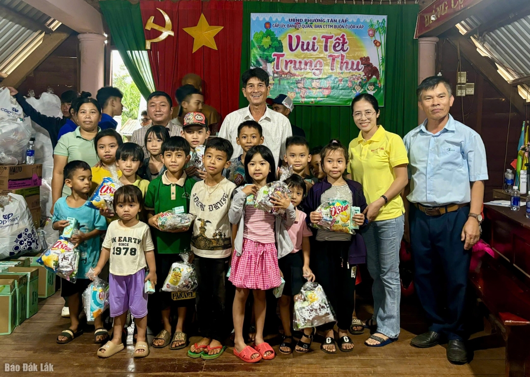 Đại diện Báo và Phát thanh, truyền hình Đắk Lắk cùng Ban Tự quản buôn Cuôr Kăp tặng quà cho thiếu nhi.