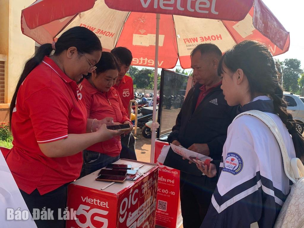 Nhân viên Vietel Đắk Lắk hỗ trợ khách hàng sử dụng sóng 5G. (Ảnh minh hoạ)