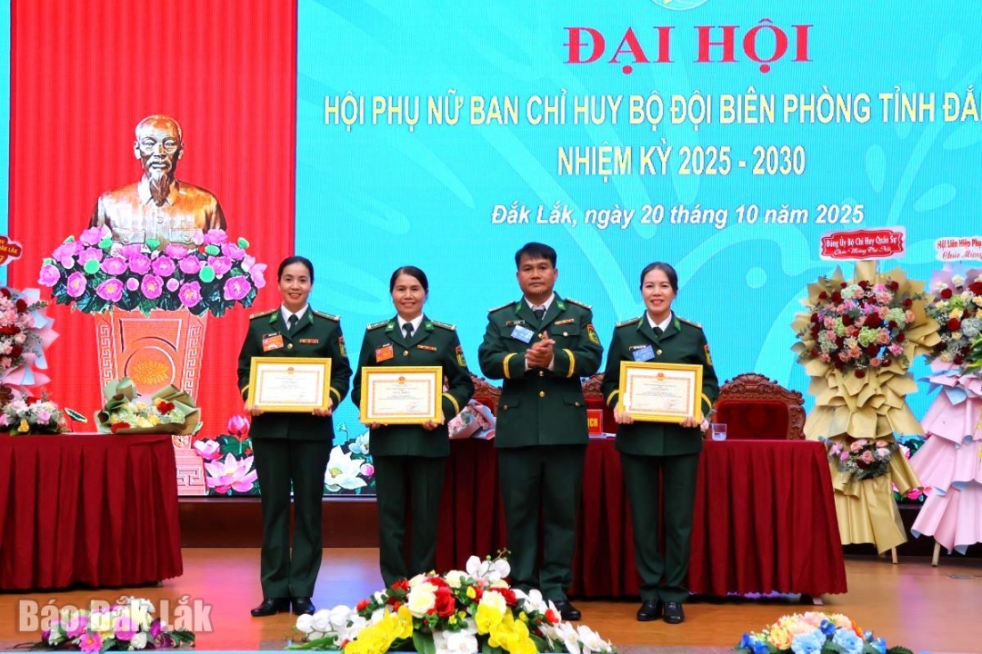 Đại tá Rơ Lan Ngân tặng giấy khen cho các cá nhân có thành tích xuất sắc trong công tác hội và phong trào phụ nữ.
