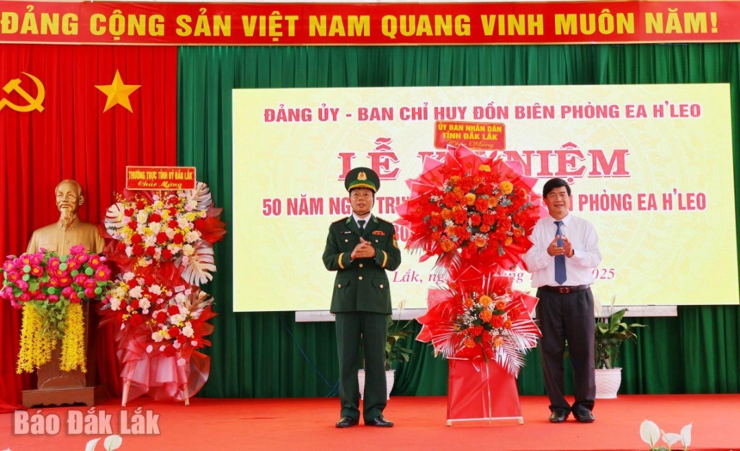Phó Chủ tịch UBND tỉnh Nguyễn Thiên Văn tặng hoa chúc mừng 50 năm truyền thống Đồn Biên phòng Ea Hleo.