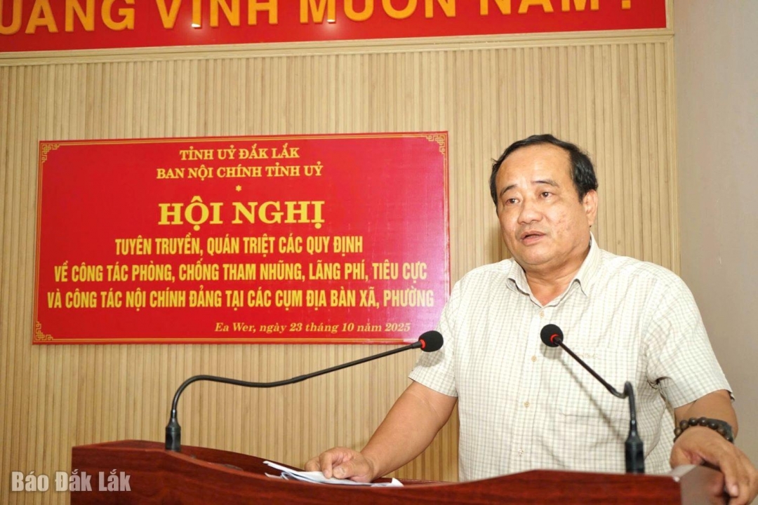 Đồng chí Nguyễn Văn Long, Tỉnh ủy viên, Phó trưởng Ban thường trực Ban Nội chính Tỉnh ủy trao đổi, kết luận Hội nghị