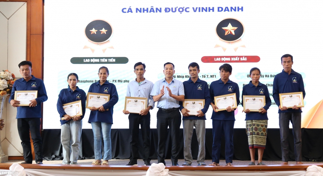 Đại diện công ty khen thưởng các cá nhân xuất sắc.