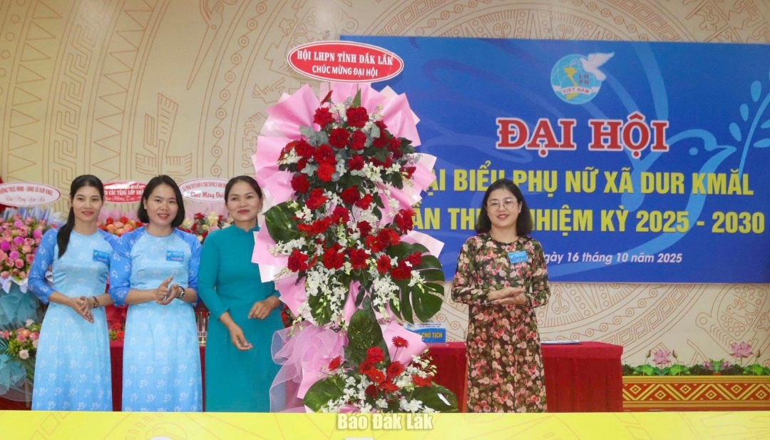 Đại diện Hội LHPN tỉnh tặng hoa chúc mừng đại hội.