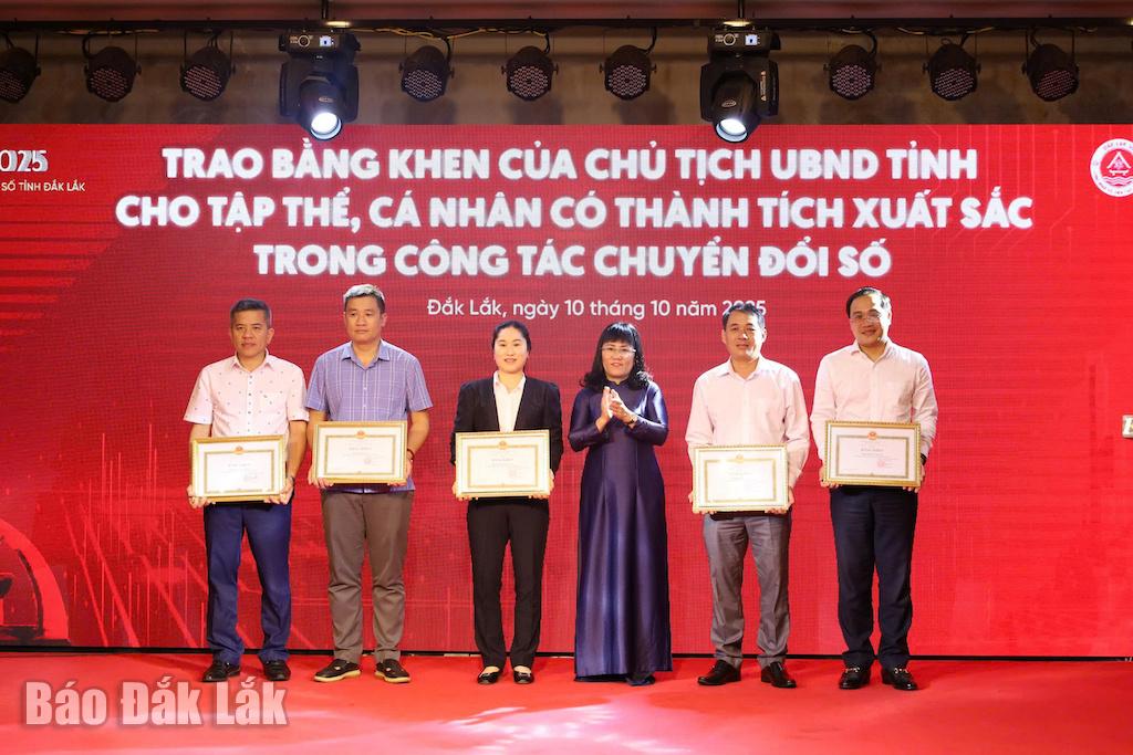 Những tập thể có thành tích xuất sắc trong công tác chuyển đổi số được nhận Bằng khen của UBND tỉnh