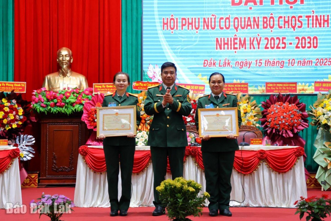 Đại tá Ksơr Lành, Phó Chính ủy Bộ Chỉ huy Quân sự tỉnh trao bằng khen cho các tập thể, cá nhân.