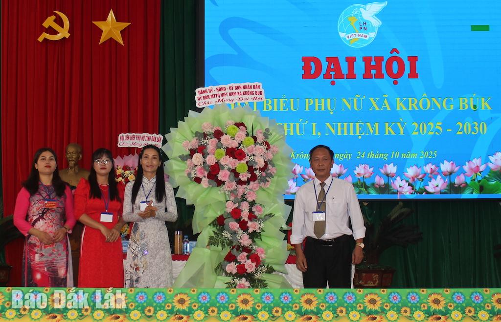 Đồng chí Lê Tiến Quế, Phó Bí thư Thường trực Đảng ủy xã tặng hoa chúc mừng đại hội.