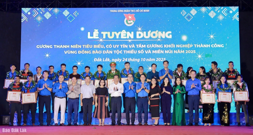 Đại diện Trung ương Đoàn và lãnh đạo địa phương trao bằng khen cho các thanh niên tiêu biểu.